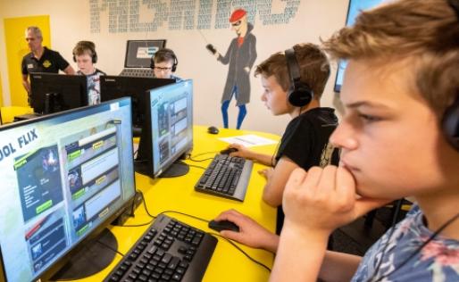 Groep 8 leerlingen achter de computer
