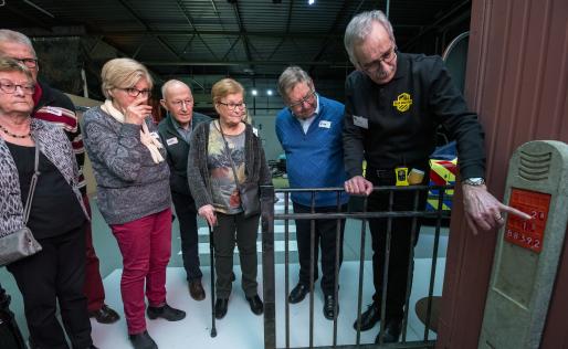 Senioren krijgen uitleg bij een scenario